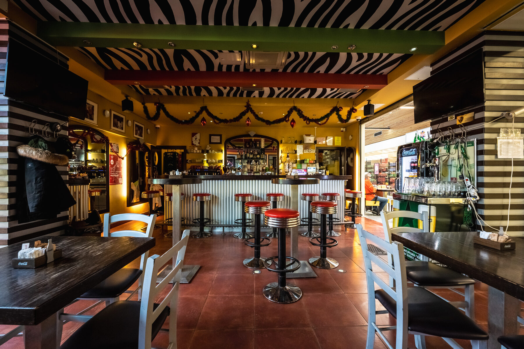 Balanz Caffe Lesce — interier lokala